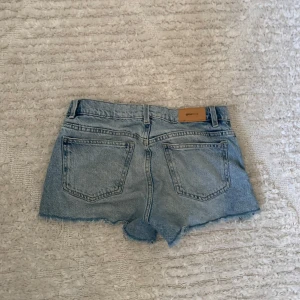 Jeansshorts från Gina Tricot - Säljer dessa snygga jeansshorts från Gina då de tyvärr har blivit för små. Använda en del så har tecken på användning men inget jättetydligt. I storlek 158/164 men kan klassas som en XS.