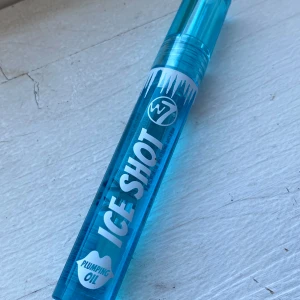 Lip plump  - W7 Ice Shot Pumping Oil. Oljan ger glans och återfuktar läpparna, perfekt för en fräsch look! Den är enkel att applicera men har redan två andra därför denna är oöppnad (tejpen är kvar!)