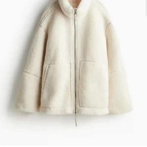 Vit teddyjacka med dragkedja - Mysig vit teddyjacka från H&M! Den är knappt använd och ser helt ny ut!! 