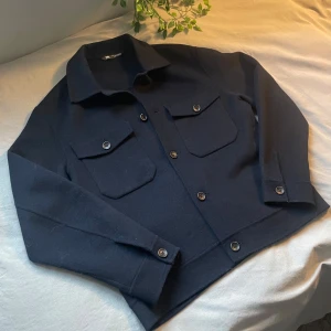 Marinblå overshirt från Zara  - Säljer den här riktigt snygga overshirten från Zara i storleken S. Plagget är i riktigt bra skick utan några defekter. Axelbredd:48cm Längd: 60cm Bara att skicka om man har frågor!