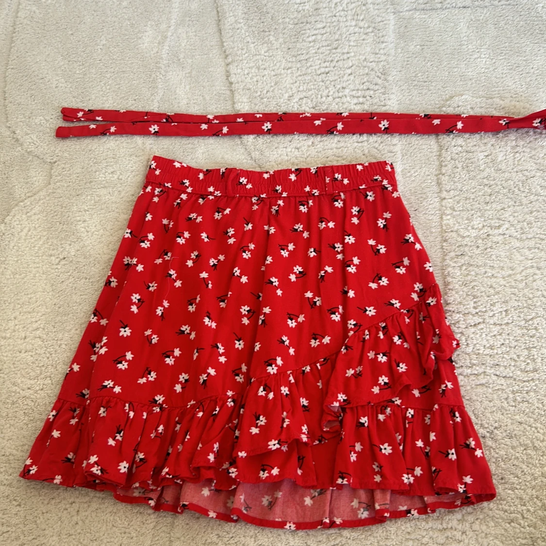 Röd blommig kjol med volang