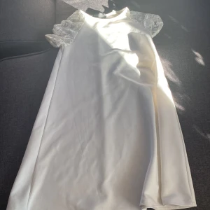 Vit klänning från Club L - Den finns inte kvar.