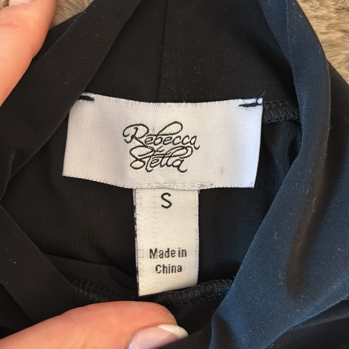 Svart långärmad topp från Rebecca-Stella - 2