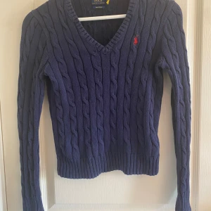 Ralph Lauren tröja  - Mörkblå med rött märke i mycket bra skick  Storlek s 