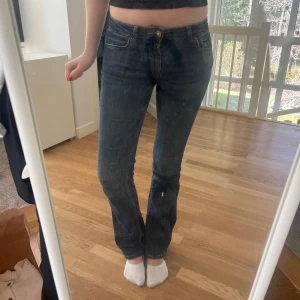 Lågmidjade bootcut jeans - Snygga lågmidjade mörkblåa jeans från zara. Dessa är så sköna och bekväma men kommer tyvärr ej till användning och säljer därför! Köpta för 3 år sedan och använda men ej slitna!