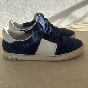 Valentino flycrews - Snygga blå och vita sneakers från Valentino med snörning och rund tå. Skorna har en stilren design med vita detaljer och en robust sula. Perfekta för en casual look. De är i hyfsat bra skick det är bara att tvätta de så är de i super skick just denna färgen är rätt så sällsynt och de passar perfekt till sommaren! Kan gå ner i pris vid snabb affär