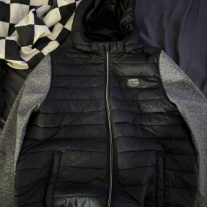 Svart vårjacka från H&M - Hej säljer en skön vårjacka bra nu till våren, säljer den p.g.a att den inte passar längre, storlek M 164 13-14y. Det är inga hål eller märken. man kan ta av och på luvan. Köpt för typ 300,