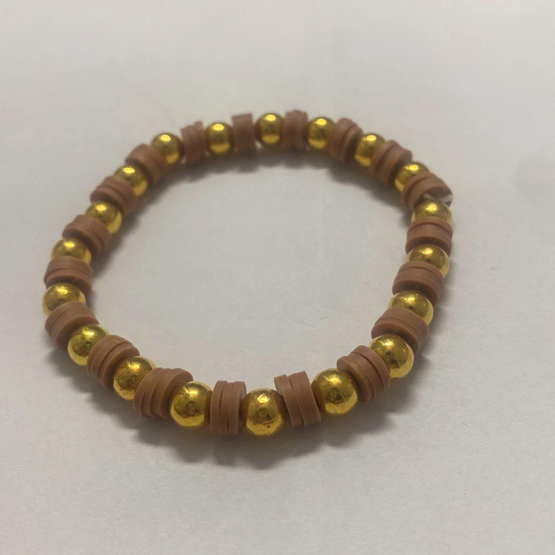 Armband med guldpärlor och bruna detaljer - 1