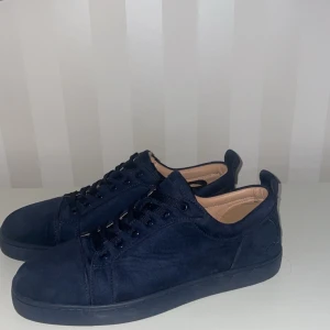 Mörkblå sneakers i mocka - Säljer nu mina fina loubs var tänkt att jag skulle använda dom men de blev inte så, låda finns tyvärr inte