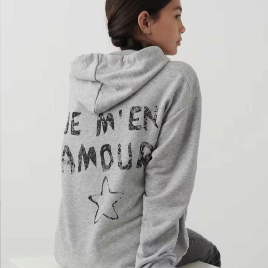 Grå hoodie med text och stjärna - 1