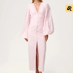 Adoore klänning - Säljer den populära rosa adoore klänningen då den inte passade mig. Den är enbart provad och har lappen kvar.