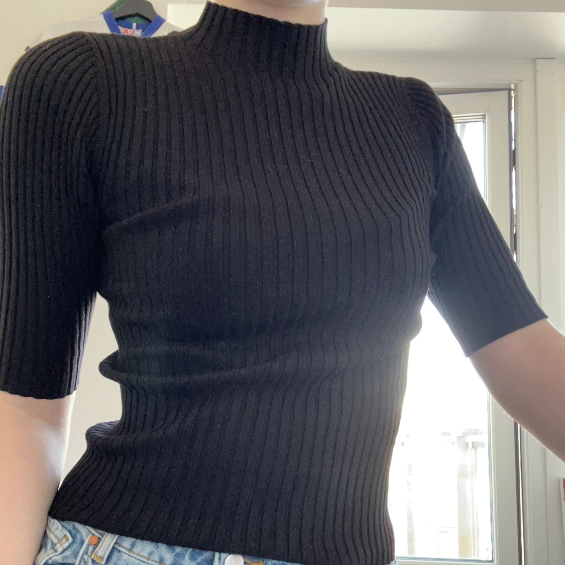 Svart ribbad topp med halv polo - 3