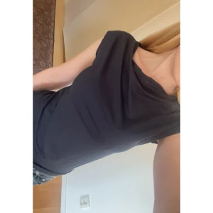 Draperad topp - Jätte fin draperad topp med korta armar (mörkblå/marinblå)