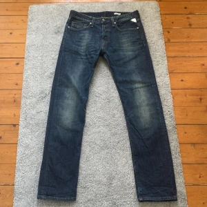 Reaplay jeans mörkblå - Säljer ett par klassiska mörkblå jeans från Replay med raka ben och snygga detaljer på bakfickorna. Byxorna har normal passform och midwaist. Perfekta för dig som gillar stilrena jeans med bra kvalitet.
