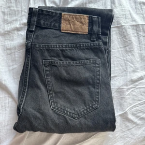 Grå jeans från Zara - Straight Jeans, pris kan diskuteras!