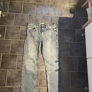 Jeans - Riktigt snygga Zara jeans med en unik blå färg. Väldigt fint skick och knappt använda. Om du har nån fråga så är det bara att höra av sig. Pris går att diskutera.