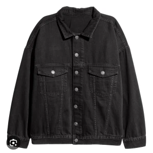 Svart jeansjacka med knappar - Snygg svart jeansjacka med knappar framtill och två bröstfickor med lock. Jackan har en klassisk krage och en rak passform som ger en cool look. Perfekt för att komplettera din outfit med en tidlös stil.