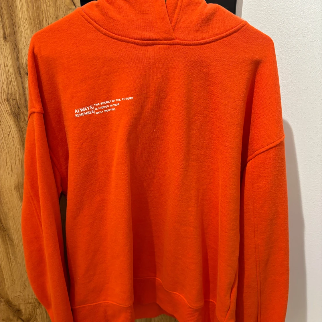 Orange hoodie från Amisu