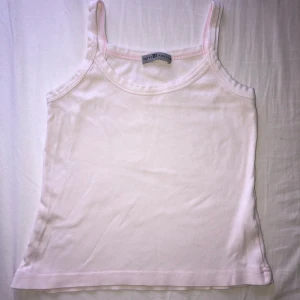 Vintage ljusrosa linnetopp  - Säljer en söt ljusrosa linnetopp från Betty Jackson. Skulle säga den är storlek s-m. 