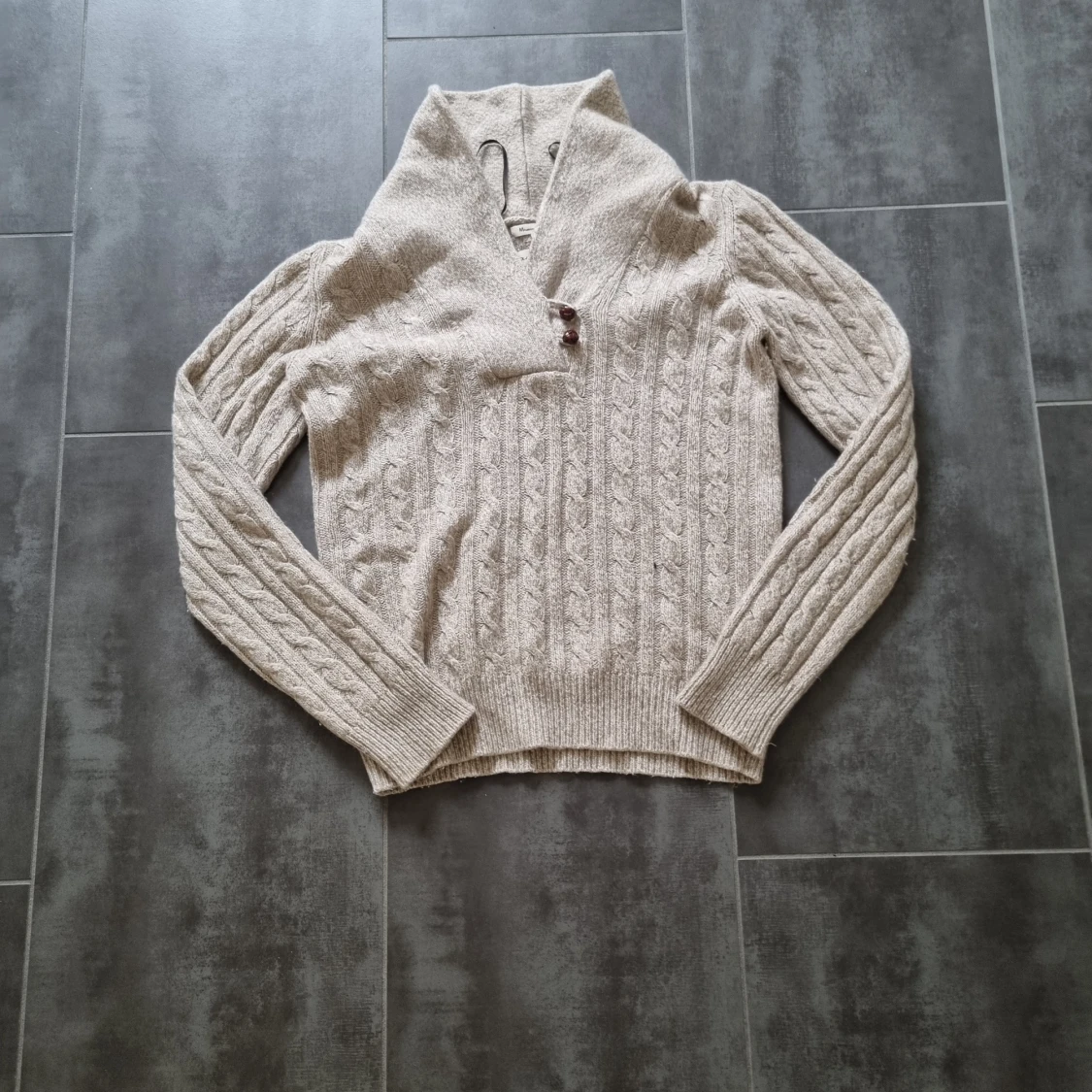 Beige stickad tröja från Massimo Dutti