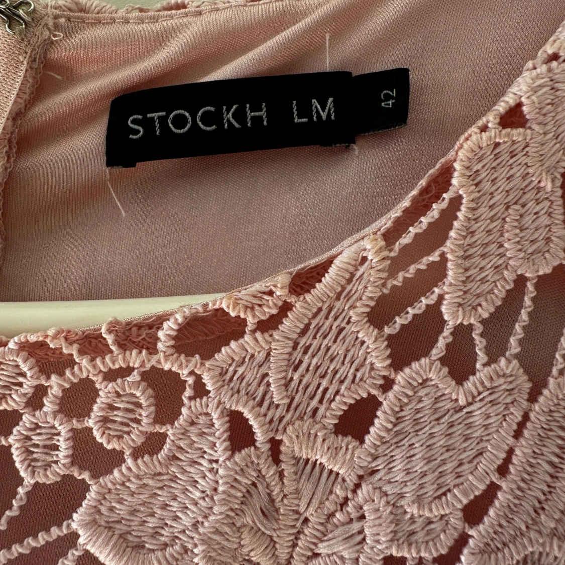 Rosa spetsklänning från STOCKH LM - 1