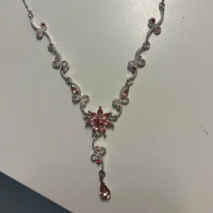 halsband  - Superfint halsband som är perfekt till balen, bra skick och sparsamt använd.