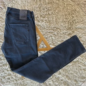 Replay Anbass  - Säljer ett par Replay Anbass jeans i en fräsh grå färg.  Perfekt till våren | Skick: 8/10 | Storlek: 32/32 | Mått, Midjan: 42cm | Längd från skrevet: 82cm | Hela längden: 103cm | Nypris: 1799kr Mitt pris: 449kr | Tveka inte på att ställa frågor privat!💯