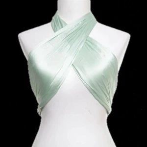 Bianca X Nelly satin topp - Snygg mintgrön halterneck-top i satin från Bianca. Toppen har en elegant omlott-design och knäpps med knappar i ryggen. Storlek XS och är aldrig använd.