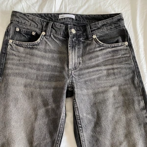 Grå raka jeans från ZARA, lågmidjade. Stl34 - Säljer ett par tvåfärgade jeans  från ZARA med raka ben och klassisk femficksdesign dom är lågmidjade. . Jeansen har en snygg tvättad look. 