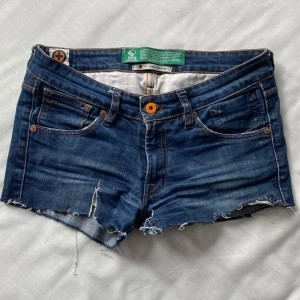 Lågmidjade jeansshorts - Säljer ett par lågmidjade blå jeansshorts! Jag har klippt dom av ett par jeans (därav priset) så de går att fixa till lite :) Midjemåttet tvärs över är 38cm och grenlängden är 19cm. Pris kan diskuteras 💕