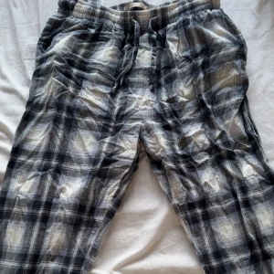 Sköna pyjamasbyxor💙 - Mysiga pyjamasbyxor från Lager 157. Använda men i bra skick! Säljes då dom är lite små💗 nypris: ca 150kr