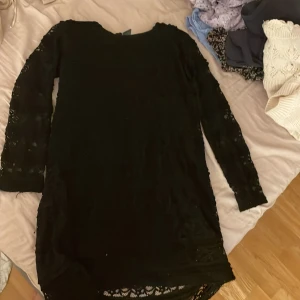 Svart spetsklänning från Zara Kids - Säljer en elegant svart spetsklänning från Zara Kids. Klänningen har långa ärmar och ett vackert spetsmönster som ger en stilren look. Perfekt för speciella tillfällen. Passar barn i åldern 9-10 år.