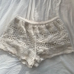 Vita virkade shorts - Säljer dessa virkade shorts köpa i Thailand. Perfekt till stranden eller vardags. 