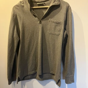 Halv zip - Skit snygg halv zip från dobber i grå färg .