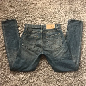 Tiger Of Sweden Slim fit jeans - Säljer dessa riktigt snygga Tiger of Sweden jeansen med små slitningar i modellen pistolero som sitter slim fit. de är i riktigt bra skick, 9/10. Bara att skriva över frågor och funderingar, pris kan diskuteras.