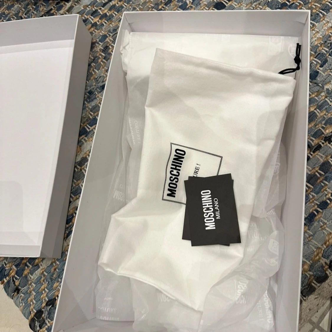 Svarta sneakers från Moschino med röda hjärtan - 4