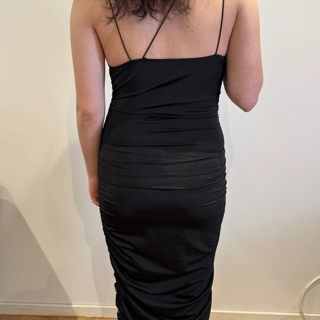 Svart långklänning med smala axelband - 1