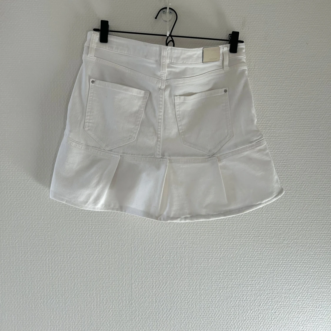 Vit jeanskjol med volang - 1