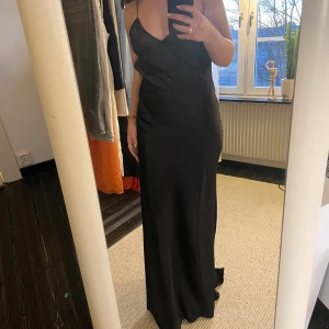 Svart långklänning från zara - Elegant svart långklänning med smala axelband och djup i ryggen. Använd en gång så i jättefint skick💕