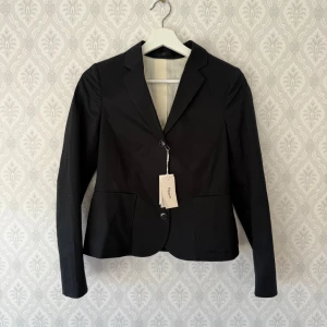 Svart kavaj Filippa K - Snygg och stilren kavaj från Filippa K. Storlek xs. Aldrig använd pga storlek. Nypris 2600kr. Rökfritt hem. Rensar garderoben så kika gärna in mina andra annonser.