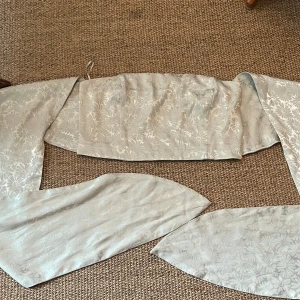 Ljusgrön bandeau tubtopp med rosett - Supersöt ljusgrön bandeau tubtopp med blommigt mönster och stor rosett framtill. Toppen har breda band som kan knytas och en smockad baksida för extra komfort. Materialet är glansigt och känns lyxigt, perfekt för att sticka ut med en unik look.