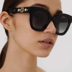 Svarta cat eye solglasögon - Snygga svarta solglasögon i klassisk cat eye-modell. Skriv vid fler frågor och ytterligare bilder🩷🫶🥰