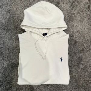 Vit Ralph Lauren hoodie - Säljer denna riktigt stilrena Ralph Lauren Hoodien i vit. Hoodien är i bra skick utan defekter. Storlek XL men kan passa L. Självklart äkta! Hör av er vid funderingar!⭐️🌟