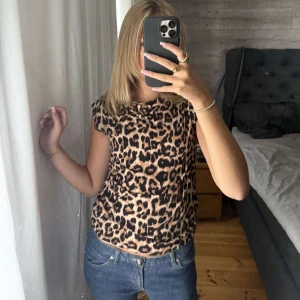 Leopardmönstrad topp🐆 - Säljer nu den fina armlösa top från lager 157. Tröjan är använd 2 gånger så den är i mycket bra skick. Köp gärna via instabox! Ny pris 150kr🐆 