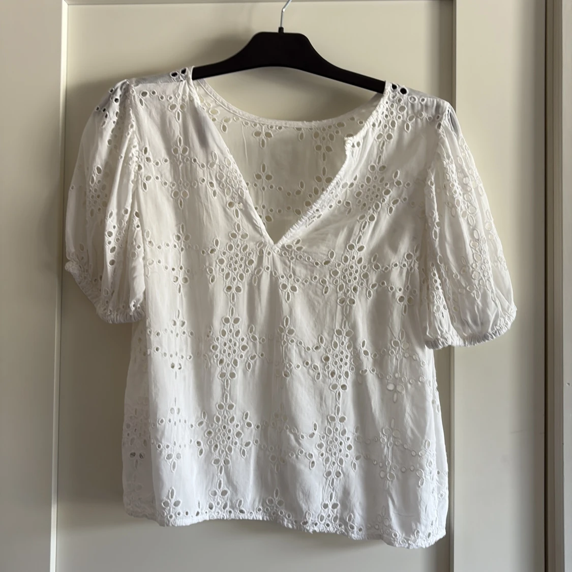 Vit broderad blus från KappAhl - 1