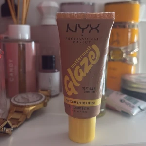 NYX Buttermelt Glaze Almond Butta - NYX Professional Makeup Buttermelt Glaze Soft Glow Skin Tint i nyansen 04 Almond Butta. Oanvänt köpte 3 st samtligt och använde bara två. Jättefin på ansiktet känns som kräm, jättebra till vardagar och täckande. 
