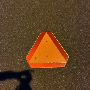 LGF skyllt (godkänd) säljes - Ingen bok syns på bilderna, endast en varningstriangel för långsamtgående fordon visas. Ingen information om boktitel, författare eller innehåll kan extraheras från dessa bilder.