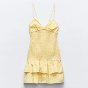 Gul klänning Zara - Söt klänning från Zara, endast använd fåtal gånger🌼