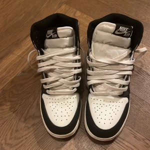 Nike Air Jordan 1 Retro High OG “Dark Mocha” – EU 37,5 - Nike Air Jordan 1 Retro High OG “Dark Mocha” – EU 37,5 Säljer ett par eftertraktade Nike Air Jordan 1 Retro High OG i färgen Dark Mocha. Klassisk färgkombination med svart, vitt och brun mocka. 	•	Storlek: EU 37,5 (US 5Y) 	•	Skick: Mycket bra, sparsamt använda (se bilder) 	•	Pris: 900 kr – riktigt bra pris för denna modell!  Finns i Stockholm vid Mariatorget. Kan skickas mot frakt eller mötas upp. Först till kvarn. 