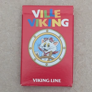 Ville Viking kortspel - Upptäck Ville Viking, ett färgglatt och roligt kortspel med den charmiga katten från Viking Line! Perfekt för ungdomar och unga vuxna som gillar minnesspel och klassikern Svarte Petter. Spela med vänner och utmana ditt minne med lekfulla illustrationer.